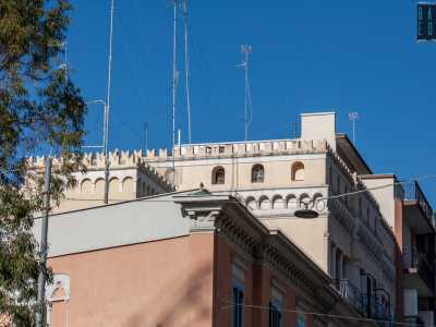 Gi� dalla strada � possibile scorgere le merlature del piano attico del palazzo...